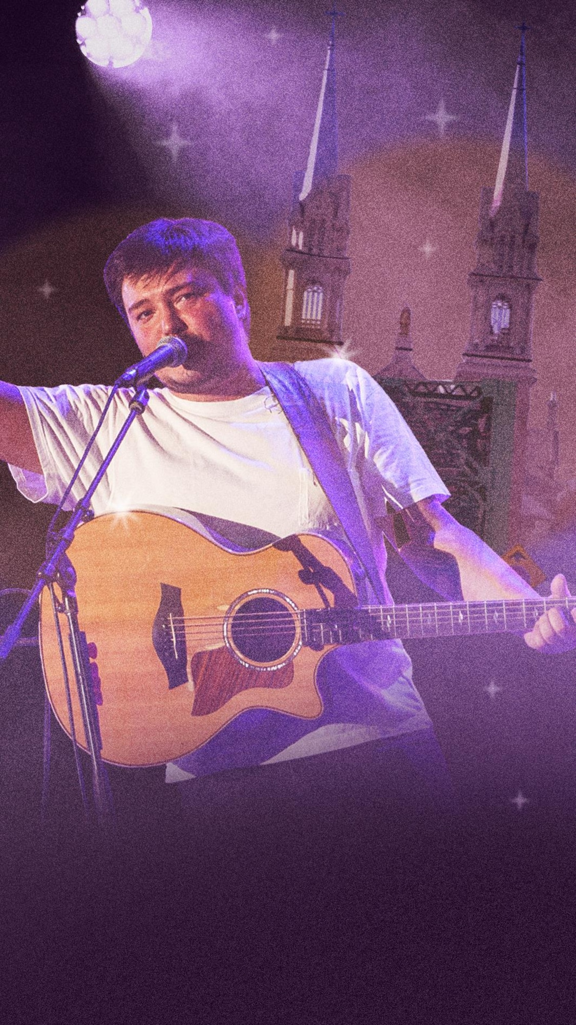 Visuel d'entête d'Émile Bilodeau qui chante dans un micro, guitare à la main, devant un fond mauve et l'église de Saint-Casimir.
