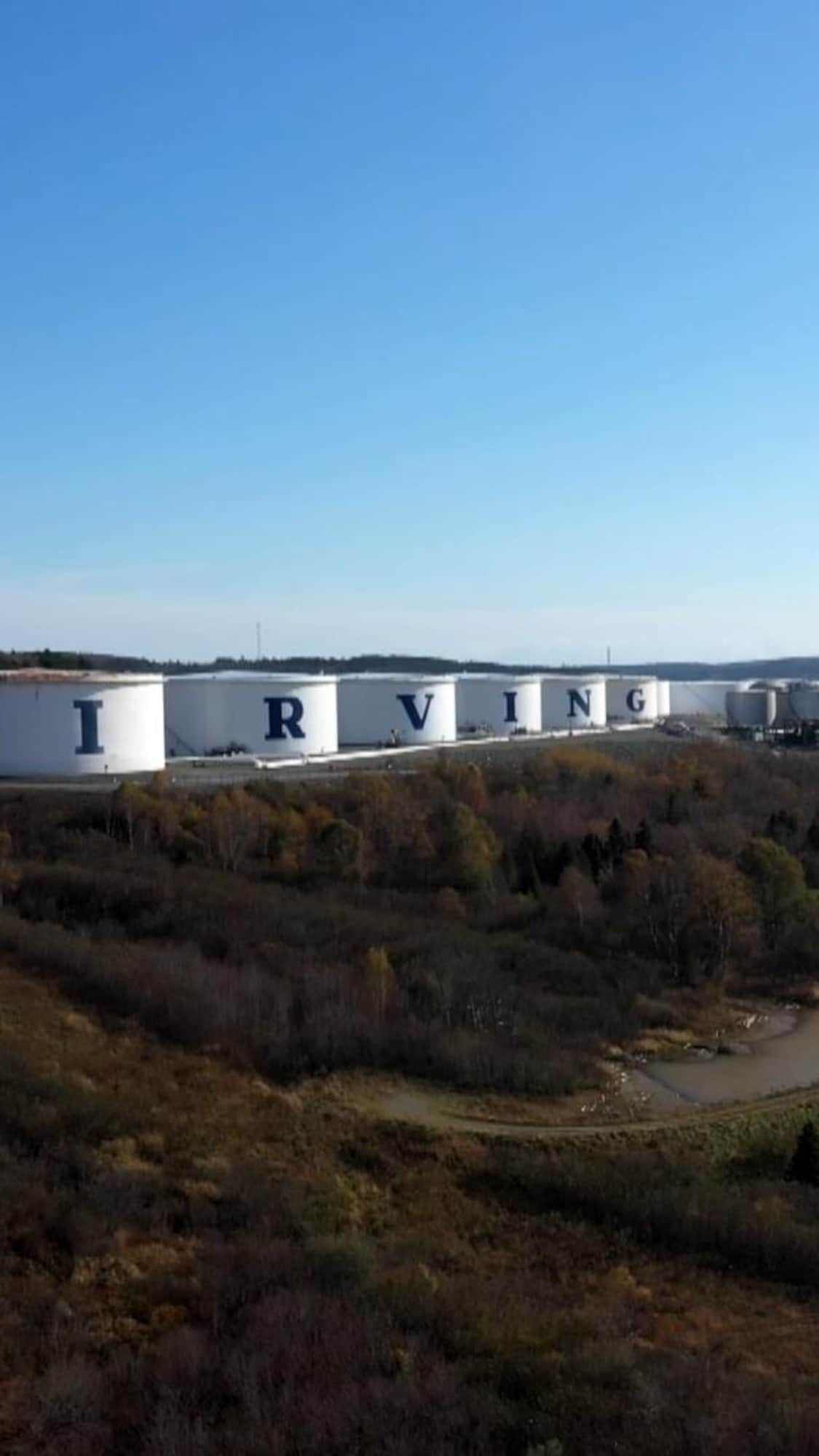 Des réservoirs affichent chacun une lettre du nom Irving.