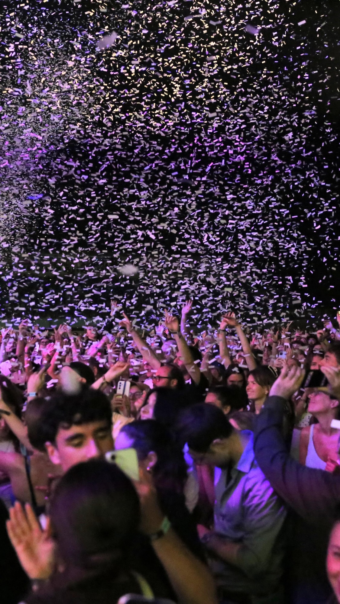 Une foule et des confettis