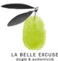 Logo de la marque La Belle Excuse composé d'une olive en empreinte de doigt avec une tige et deux feuilles.