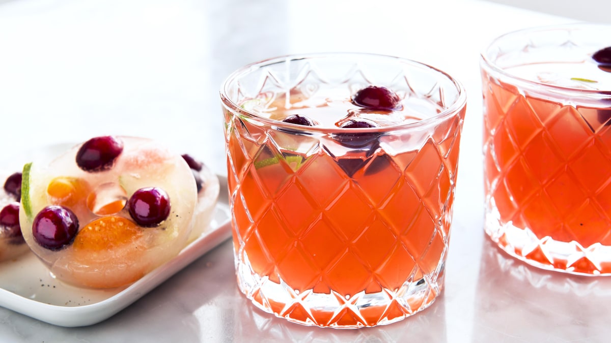 Punch rhum à la clémentine et anneaux de glace aromatique Mordu