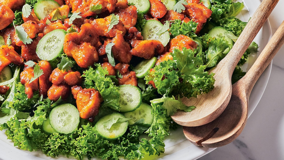Salade tiède de kale et poulet laqué mielpaprika Mordu