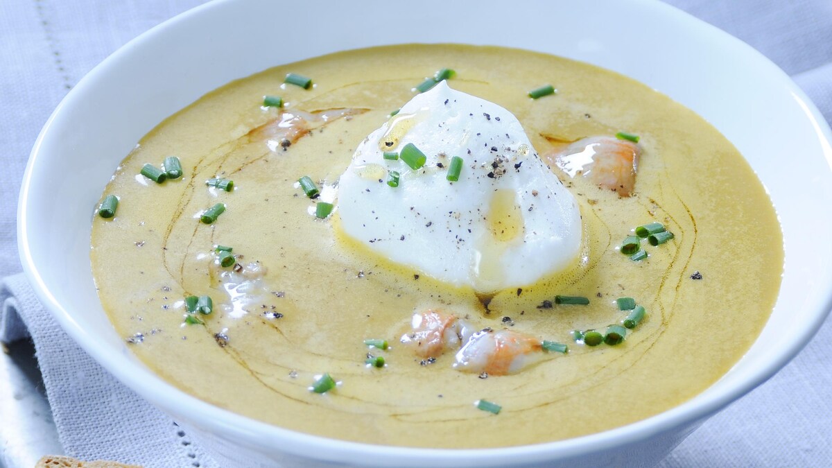 Bisque de homard et de langoustine, œufs neige à la fleur d’oranger et