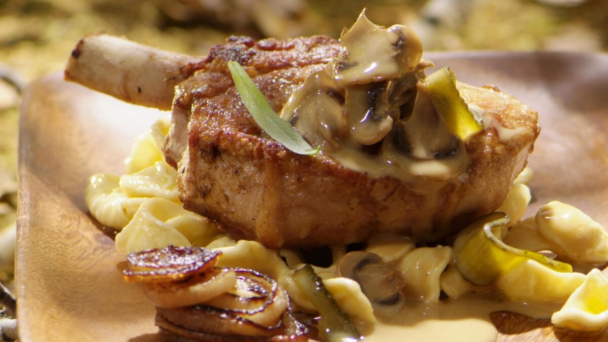 Côtes de porc poêlées, champignons de Paris à la crème et aux cornichons Mordu