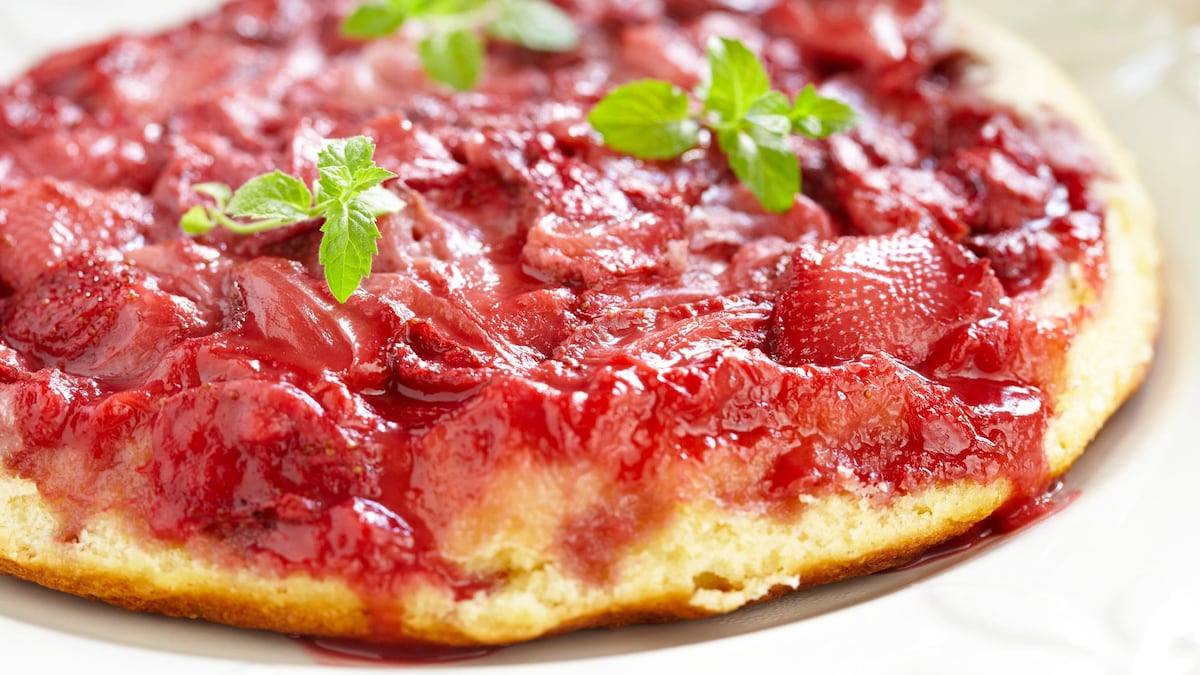 Gâteau renversé fraises et rhubarbe | Mordu