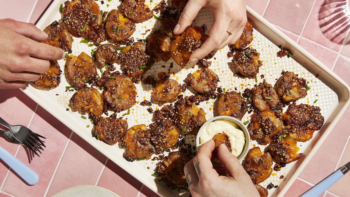 Petites pommes de terre écrasées au chili crisp | Mordu