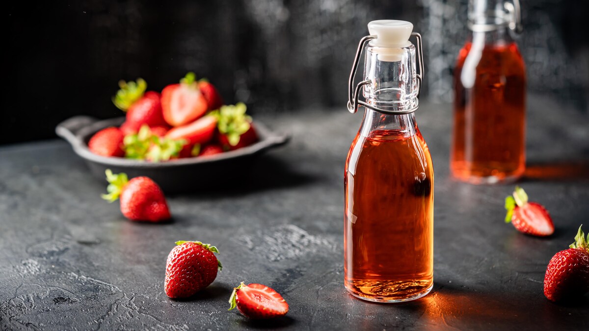 Sirop de queues de fraises et de « caps de tomates » | Mordu