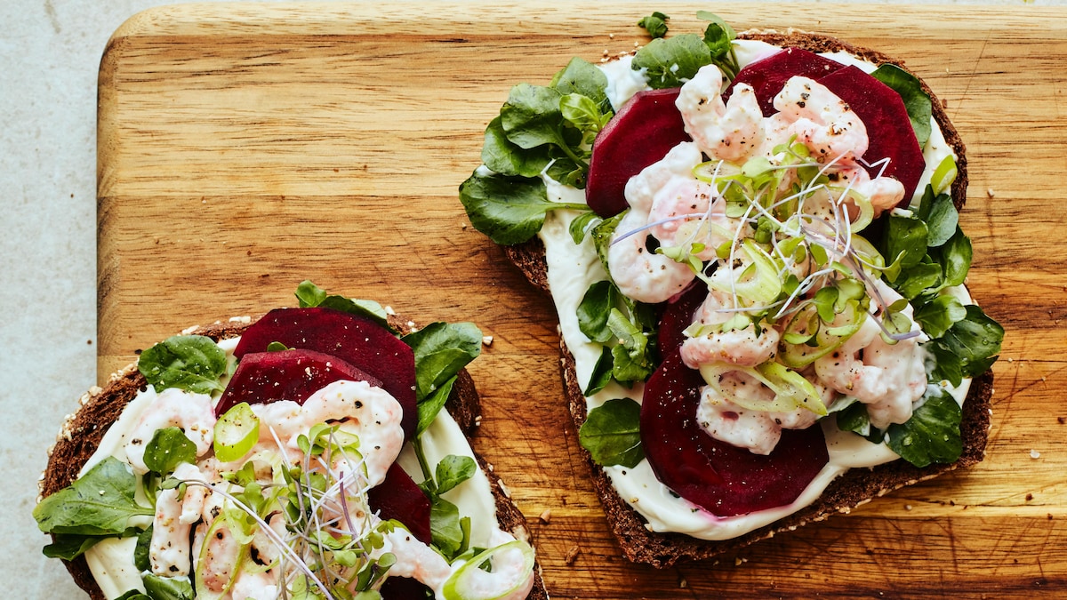 Smorrebrod aux crevettes nordiques et à la betterave | Savourer x Mordu