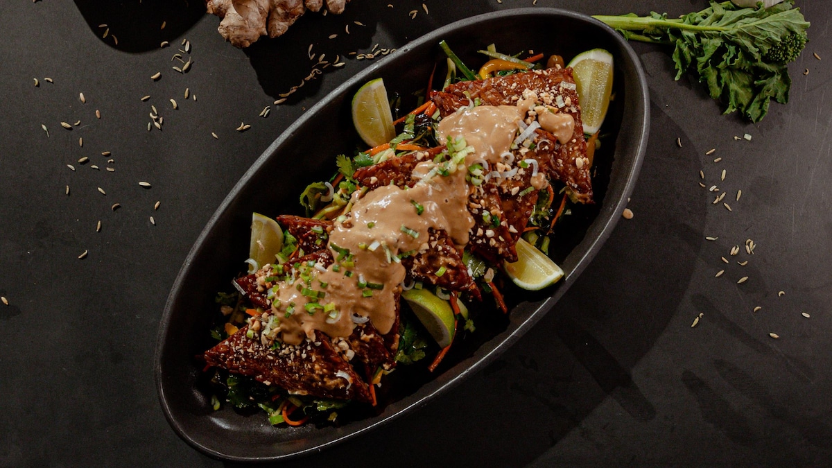 Tempeh à la sauce aux arachides et salade de bok choy sucréesalée Mordu