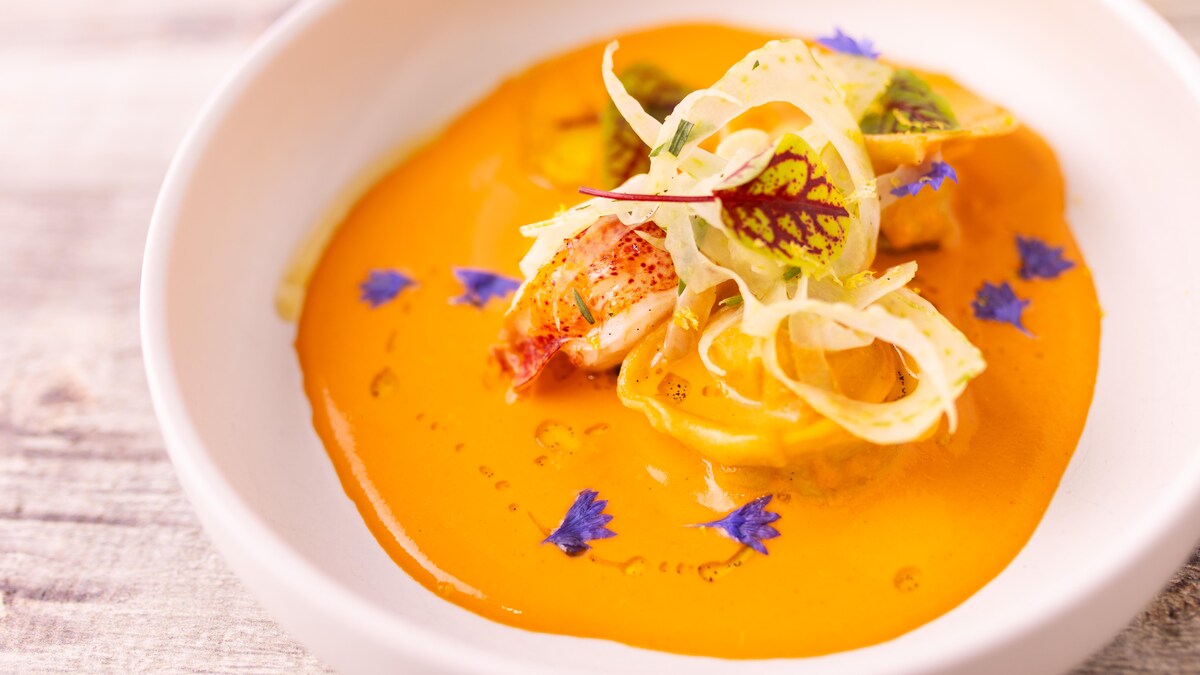 Tortellis de homard et de fenouil, salade croquante, bisque au pastis