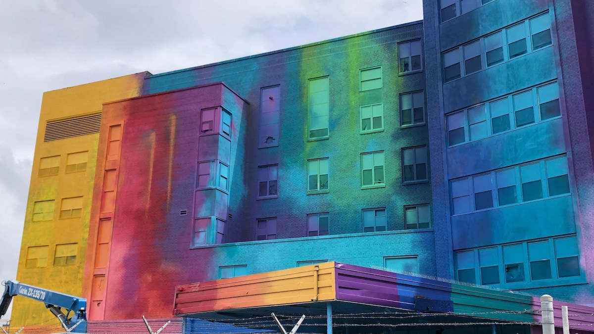 Les murs d'un édifice recouverts de peinture multicolore.