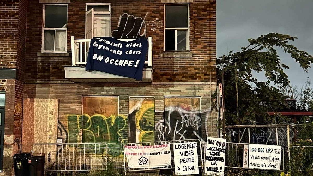 Des personnes squattent un immeuble pour lutter contre la crise du logement