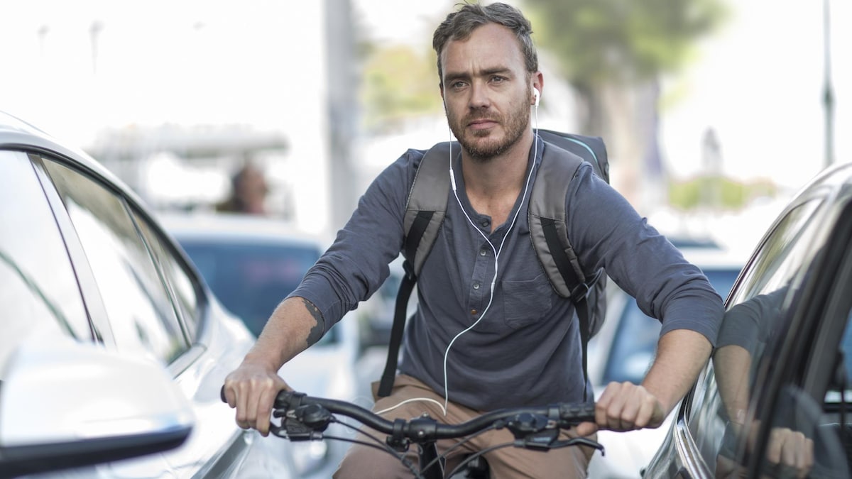 Un écouteur est permis en auto, mais interdit à vélo