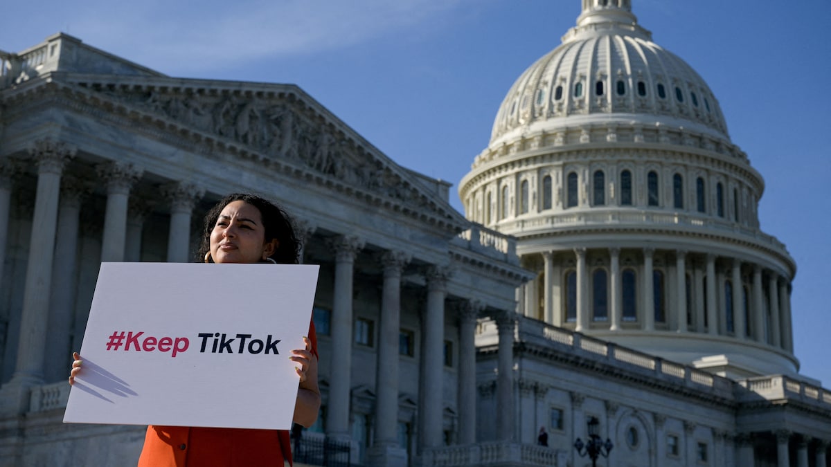 Le Capitole, devant lequel une femme manifeste pour que TikTok soit autorisé.