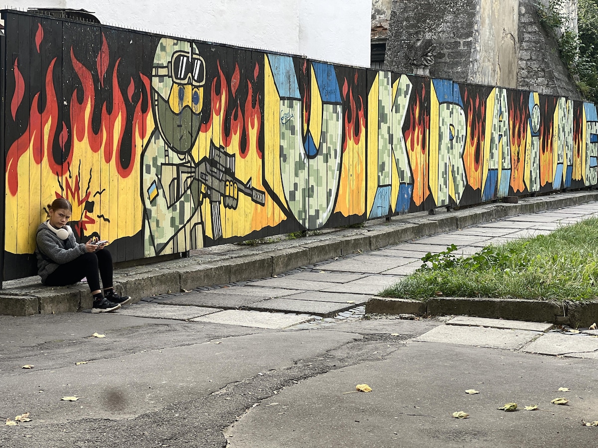 Une murale qui rappelle que l'Ukraine est en guerre, à Lviv. 