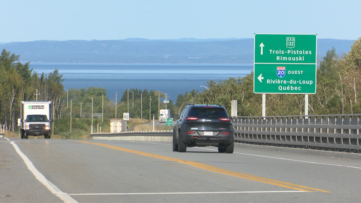 Des véhicules circulent près d'affiches de signalisation de la route 132 et de l'autoroute 20.