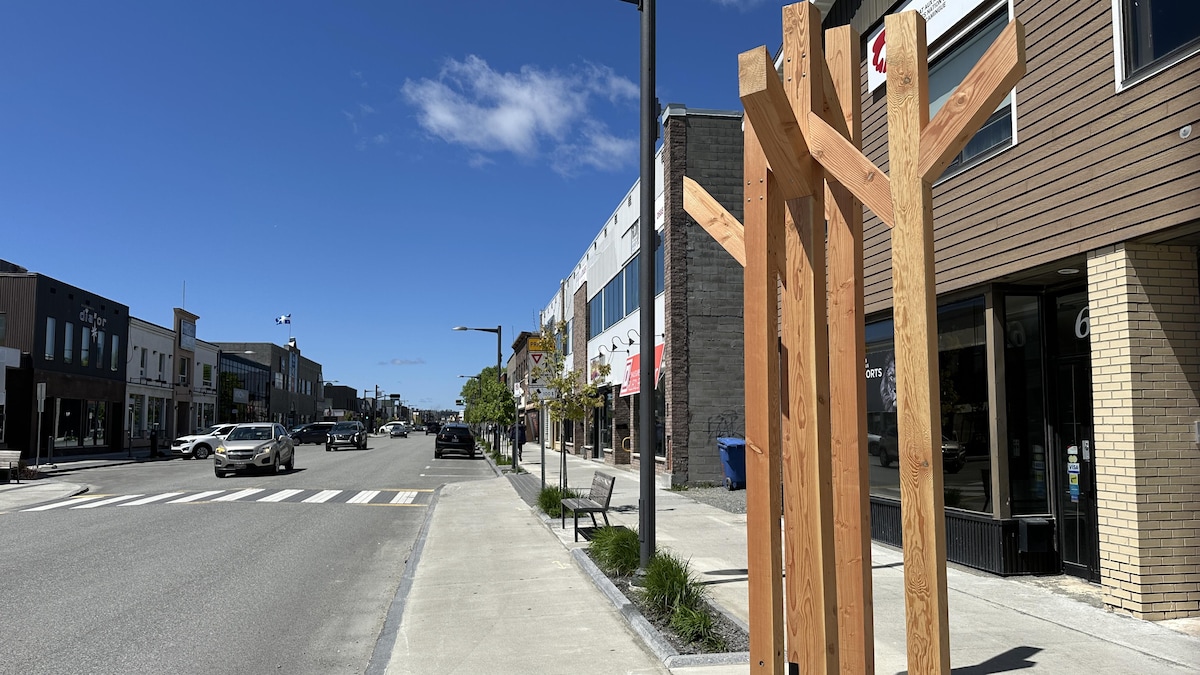 Des planches de bois sont plantées sur le trottoir de la 3e Avenue à Val-d'Or.