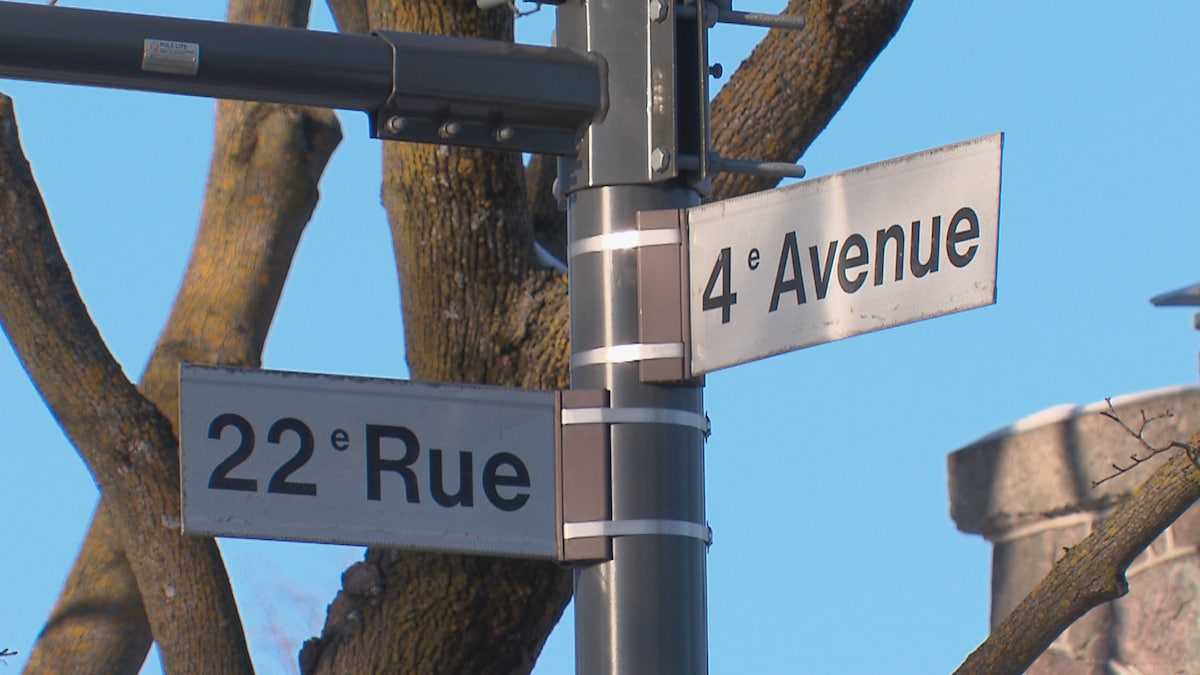 Les panneaux indicatifs à l'intersection de la 22e rue avec la 4e avenue
