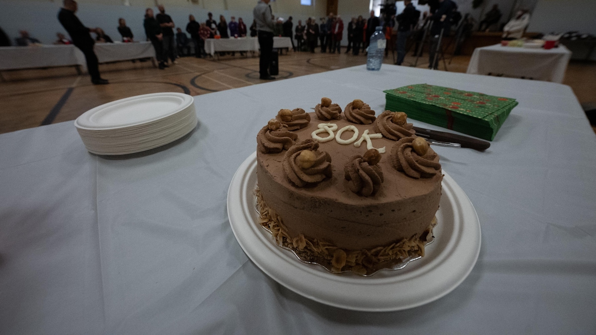 "80k" est écrit sur un gâteau d'anniversaire.