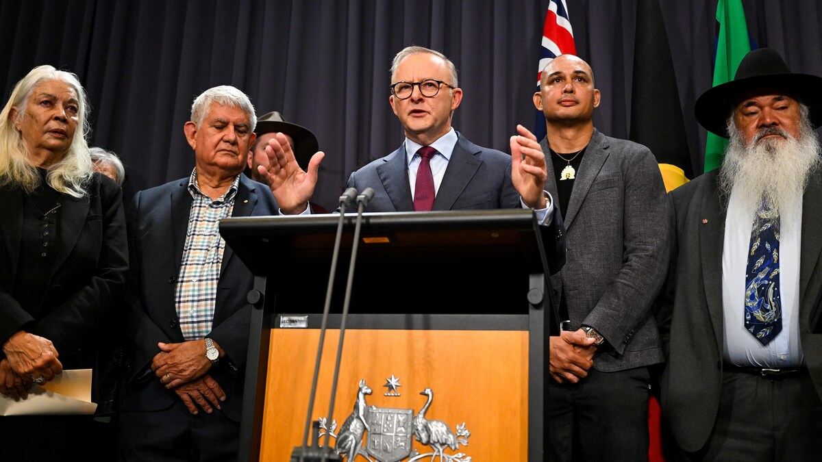 Le premier ministre australien, Anthony Albanese, entouré de représentants aborigènes.