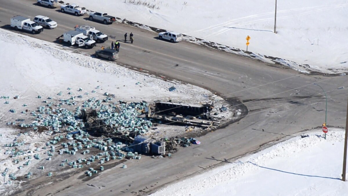 Vue aérienne de la collision entre un semi-remorque et l'autocar de l'équipe de hockey junior des Broncos de Humboldt..