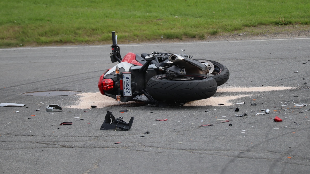 Une moto accidentée sur le sol