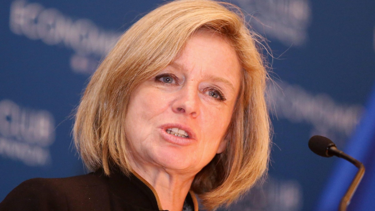 Gros plan sur le visage de la première ministre de l'Alberta, Rachel Notley