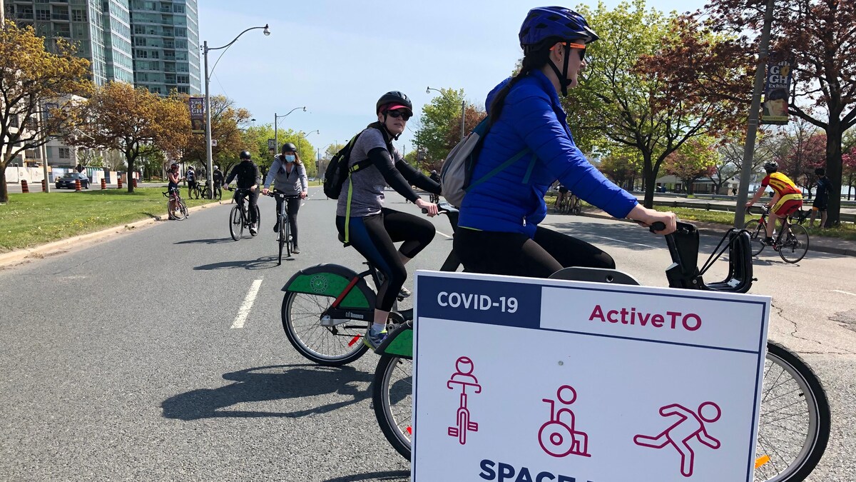 Des cyclistes dans une rue fermée à la circulation automobile.
