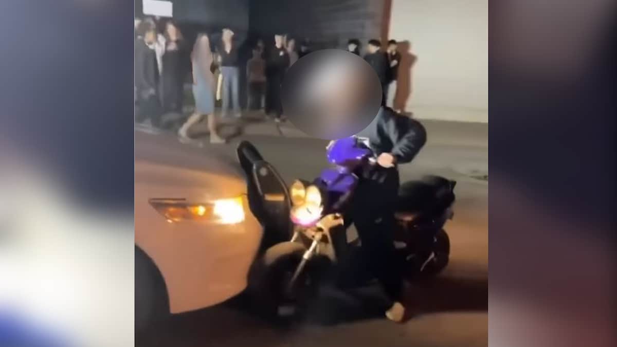 Un jeune a confronté les policiers en plaçant son cyclomoteur devant leur voiture de patrouille.