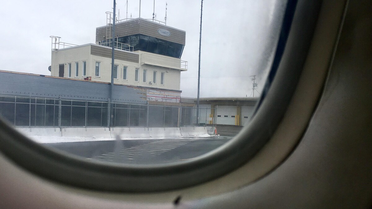 Aéroport vu au travers d'un hublot 