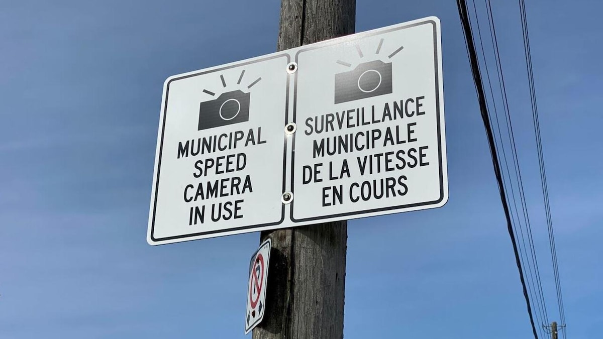 Une affiche prévenant les conducteurs de la présence d'une caméra pour la surveillance de la vitesse.