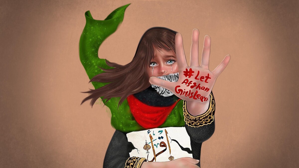 Un dessin représentant une jeune fille portant un foulard aux couleurs de l'Afghanistan, vert, rouge et noir, avec la bouche couverte d'un masque et les yeux débordant de larmes. Sa main gauche est levée laissant apparaître l'expression «Laissez les filles afghanes étudier». Dans l'autre main, elle tient un manuscrit déchiré avec en grosses lettres le verbe «Lis» écrit en arabe.