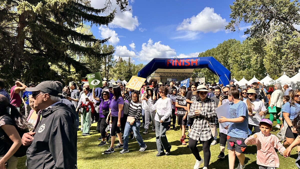 Plusieurs Calgariens participent à la Marche Mondiale contre la pauvreté au Parc Prince Island à Calgary.