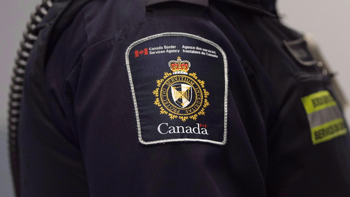 Un écusson de l'Agence des services frontaliers du Canada, en plan rapproché.