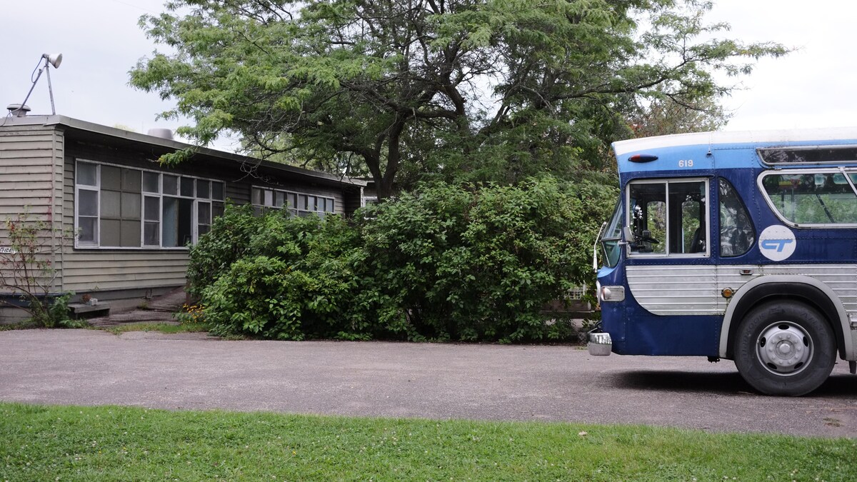 Un bâtiment et un autobus scolaire.