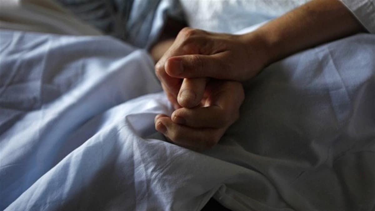 Deux mains sur un lit