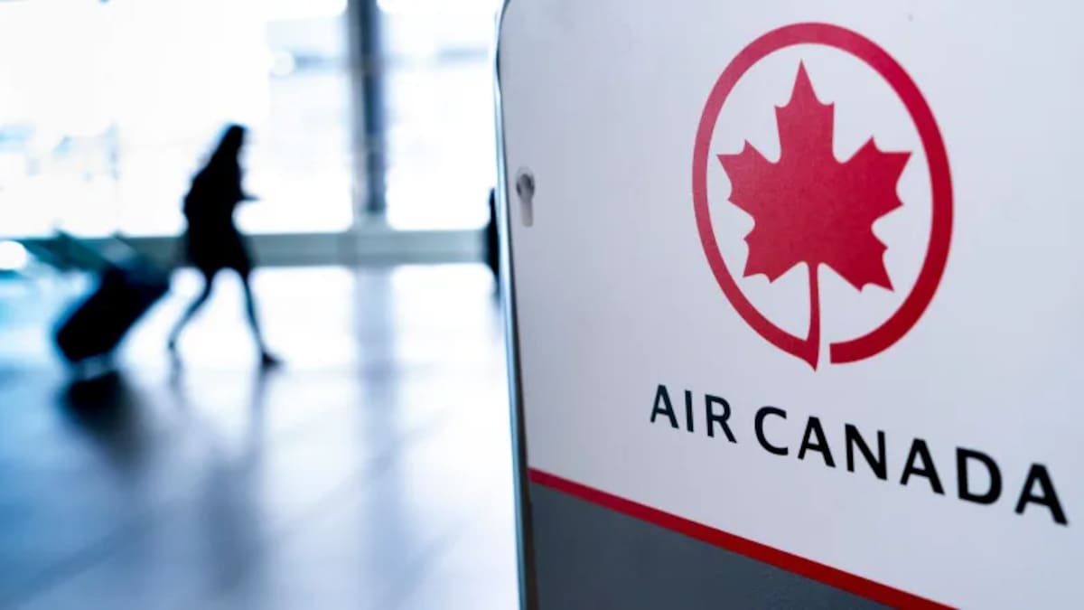 Une enseigne d'Air Canada dans un aéroport. 