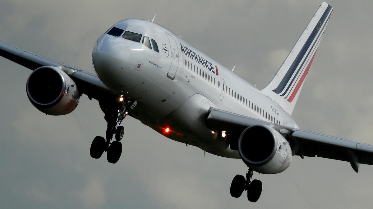 Un avion en vol.
