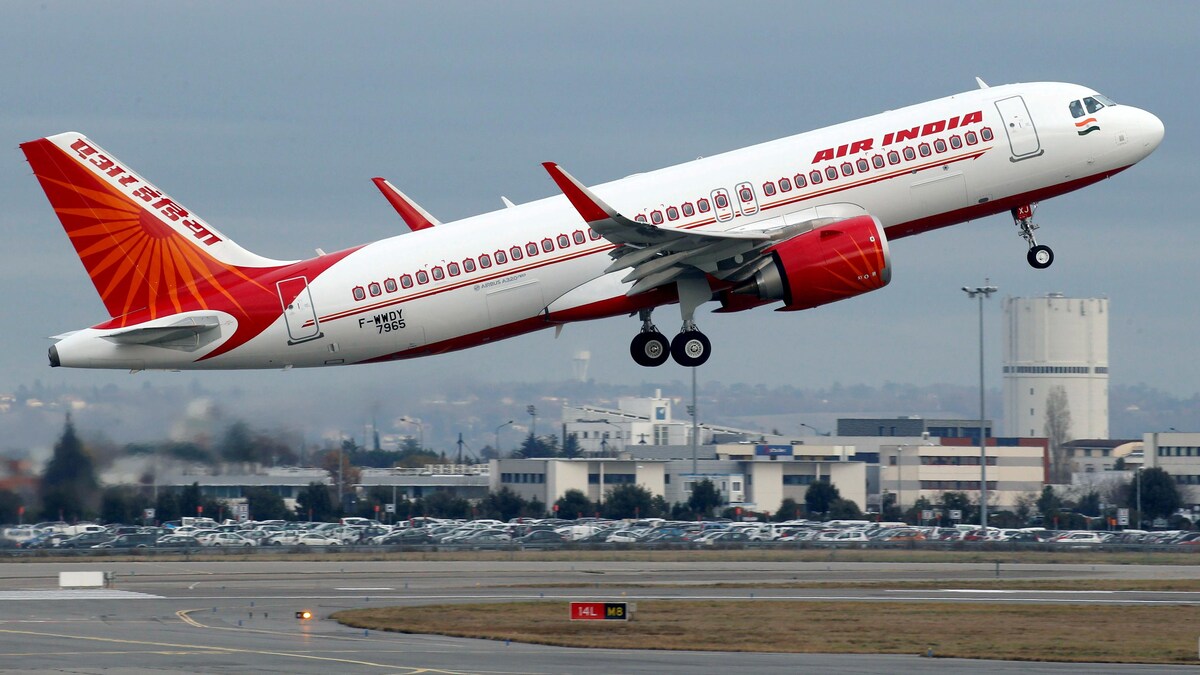 Un avion d'Air India prend son envol.