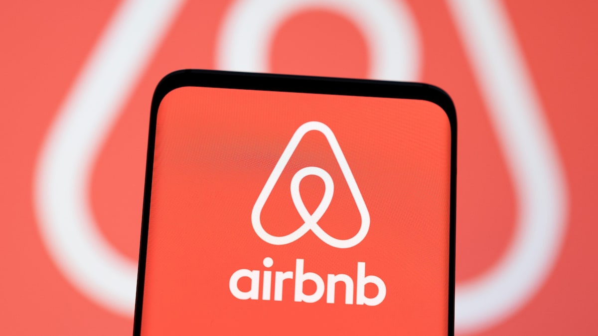 Le logo d'Airbnb sur un téléphone.