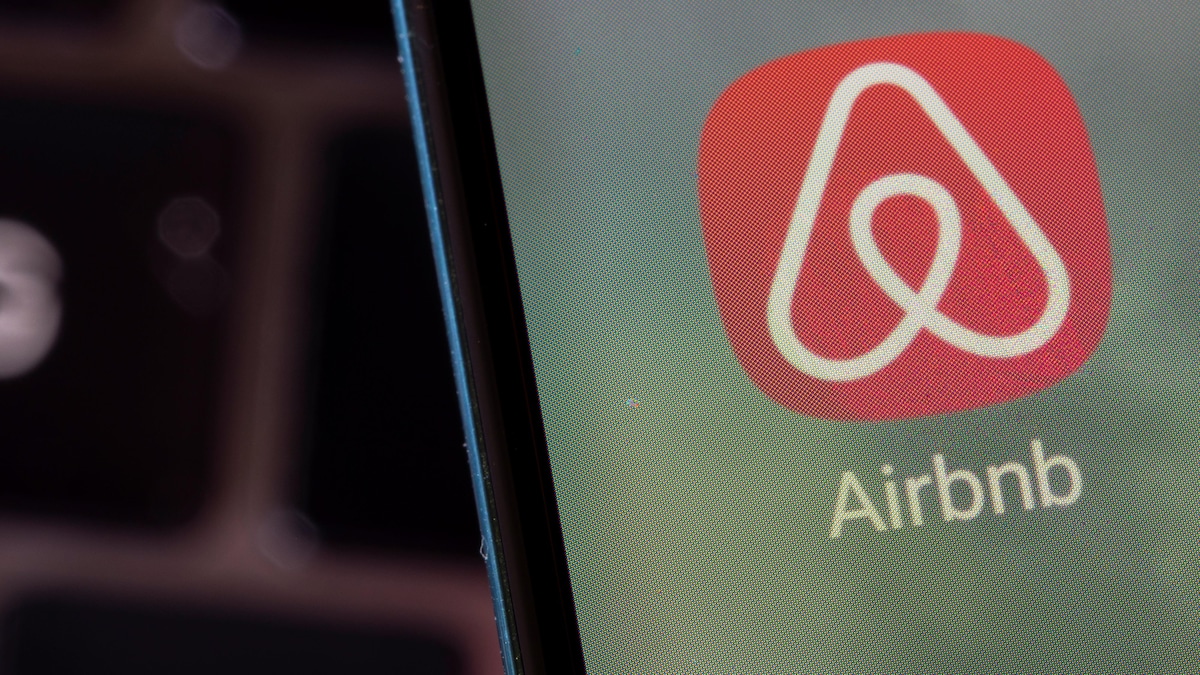 L'application Airbnb sur un téléphone.