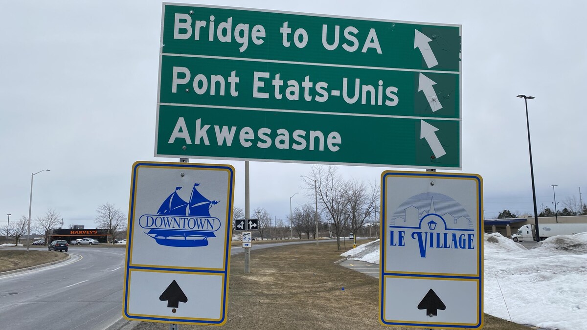 Une pancarte indiquant le chemin pour se rendre aux États-Unis, plus précisément à Akwesasne.