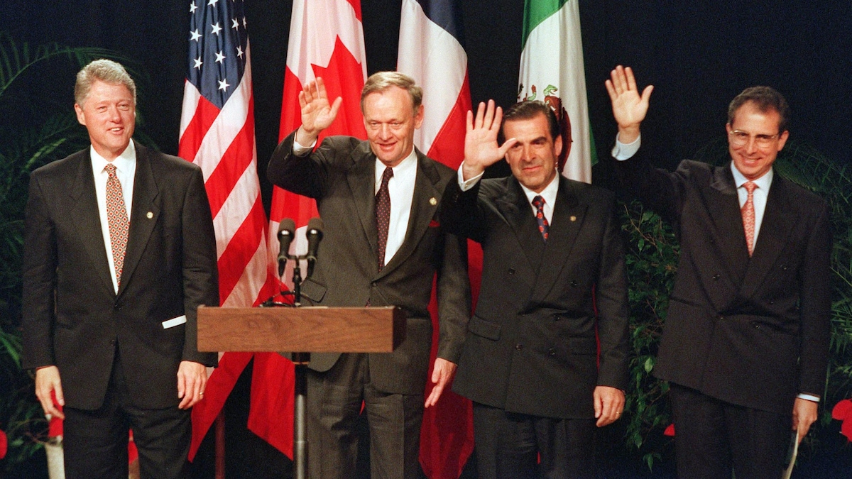 Le président américain Bill Clinton, le premier ministre canadien Jean Chrétien et le président du Mexique, Ernesto Zedillo (ces deux derniers saluant le public), au Sommet des Amériques, à Miami, en 1994.
