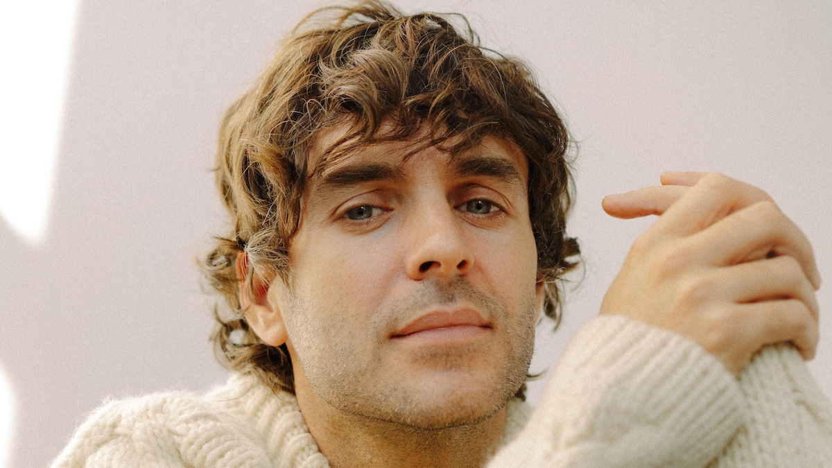 Alex Nevsky regarde la caméra. Il porte un chandail de coton blanc. 