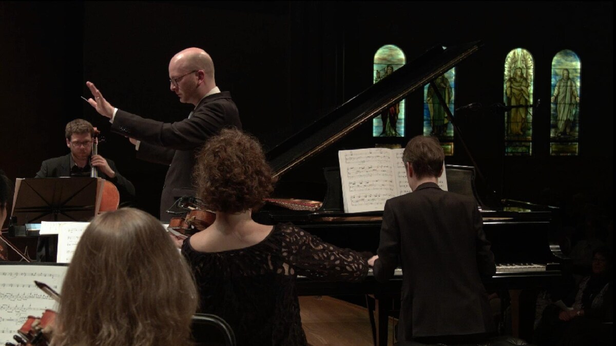 Les Violons du Roy et le pianiste Alexandre Tharaud lors de la création du concert -Tharaud inédit - le 2 juin 2017 à la salle Bourgie du Musée des beaux-arts de Montréal