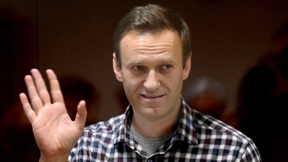 Alexeï Navalny salue de la main. 