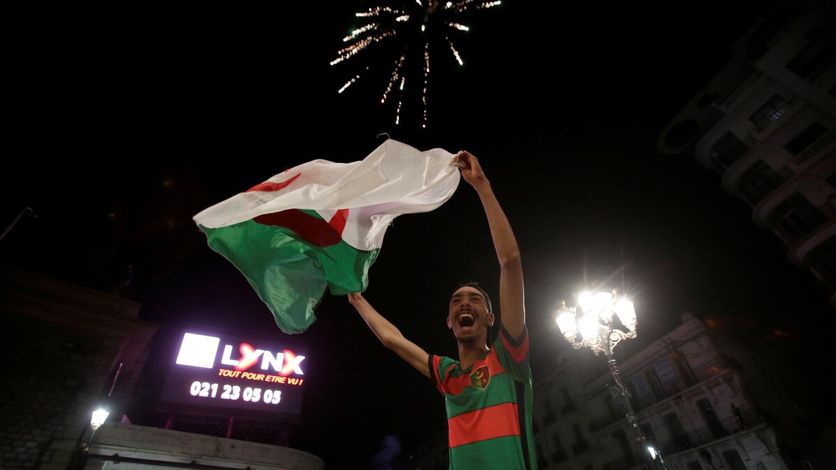 Un homme manifeste sa joie à Alger après l’annonce du président Abdelaziz Bouteflika qui a dit renoncer à se présenter pas pour un cinquième mandat.