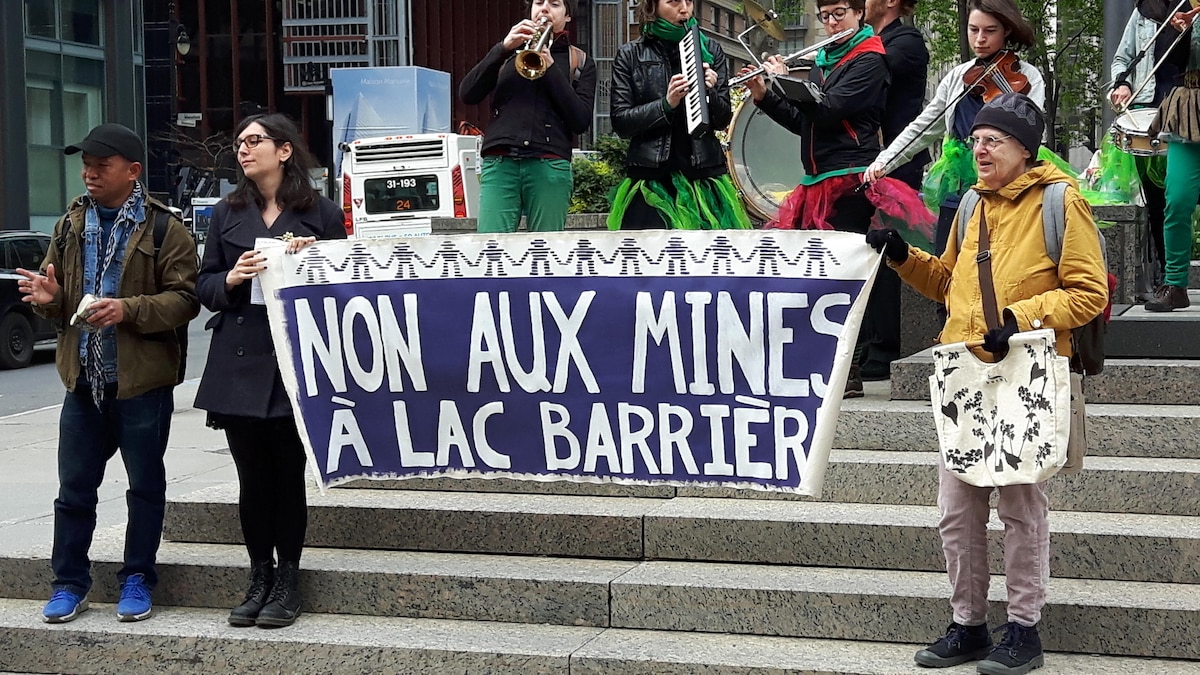 Les Algonquins de Lac Barrière manifestent à Montréal pour faire respecter leurs droits.