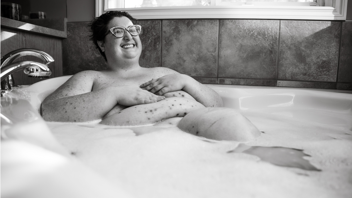 Allison Tunis est allongé dans son bain moussant, elle rit, au mois d'avril 2023, à Edmonton.  