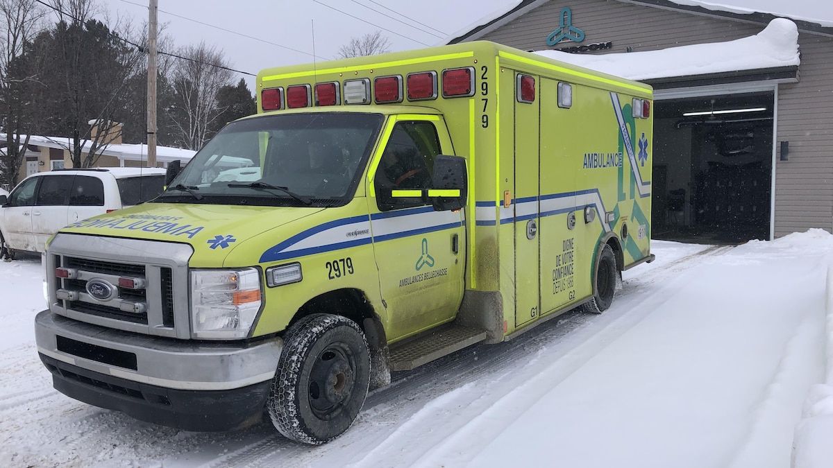 Une ambulance sort du garage de Dessercom à Armagh.